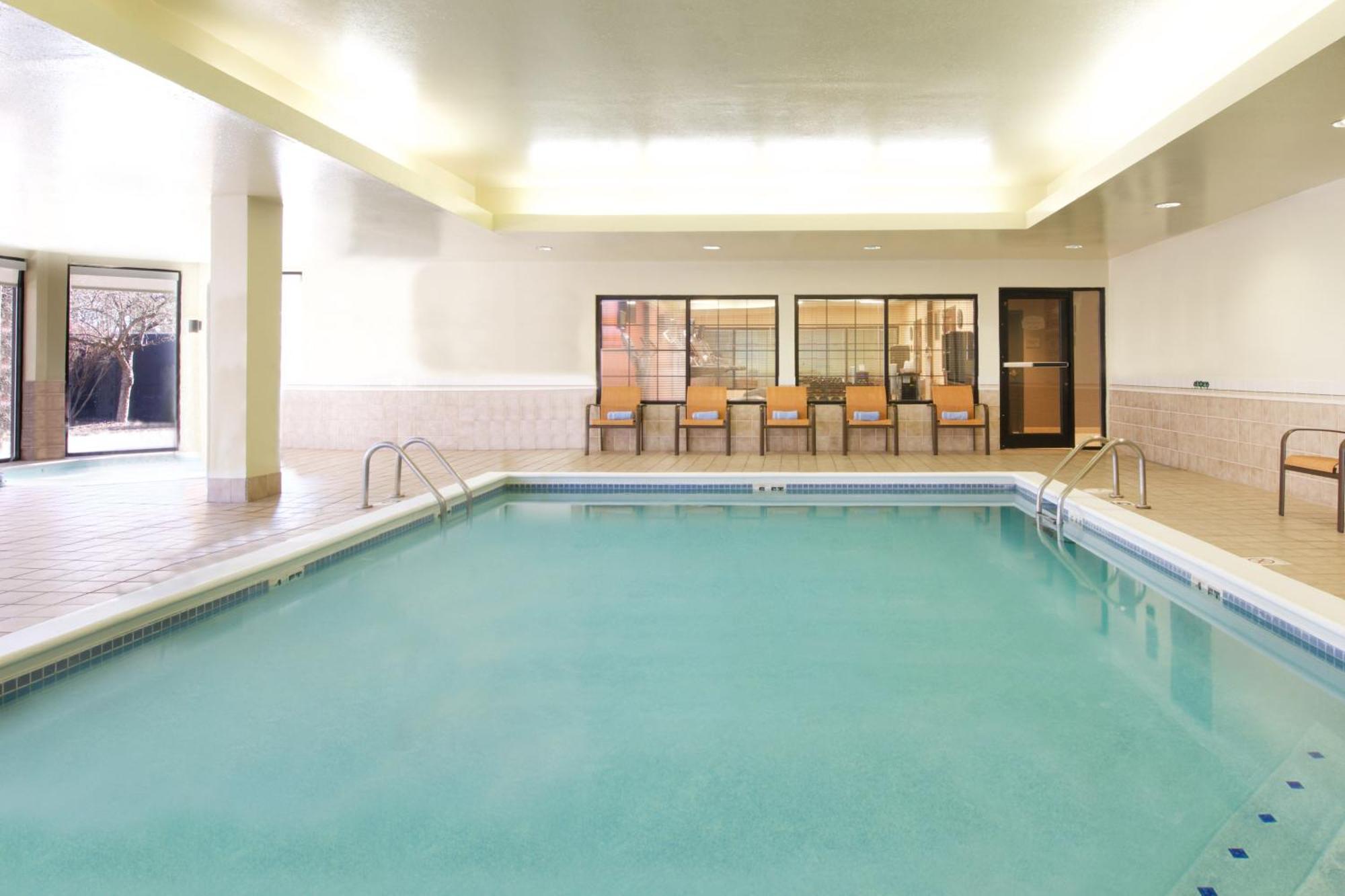 Country Inn & Suites By Radisson, Columbus-Edinburgh Buitenkant foto